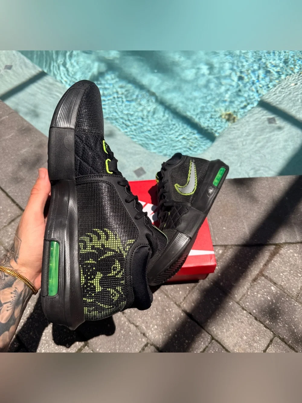 NIKE LEBRON WITNESS VIII LOW TOP BASKETBALL SNEAKERS BLACK/VOLT LACE-UP SZ. 8.5